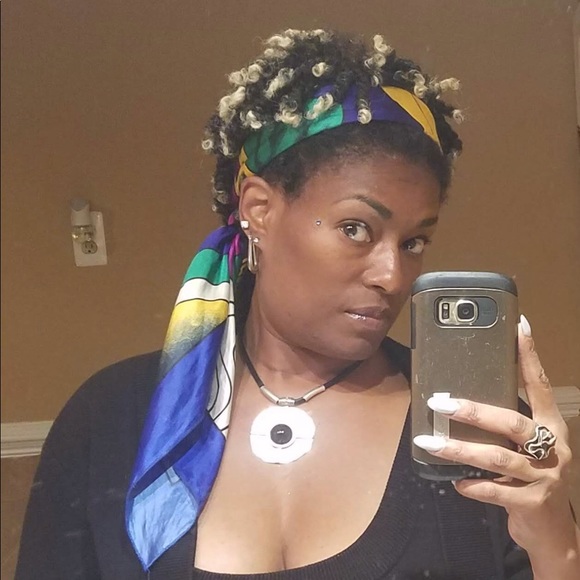 Meet your Posher, Gloria - Picture 2 of 6